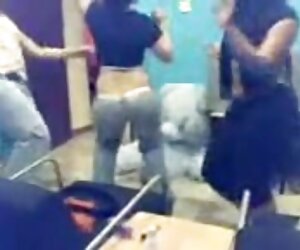 Küçük kızın bir kıza ihtiyacı var azerıseks