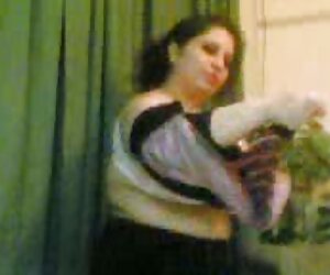 Uzun dil ile karanlık kadın küçük bir penis azeri şikiş okşayarak,