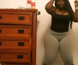 büyük memeli kız azeri amcıkları oynuyor